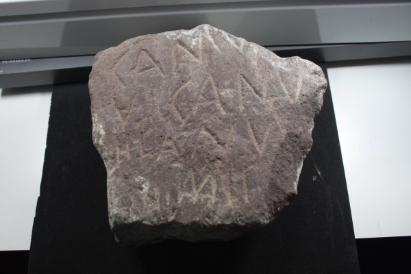 Imagen del artículo El Museo Arqueológico incorpora a su colección una inscripción funeraria de época romana hallada en Paredes (Siero)