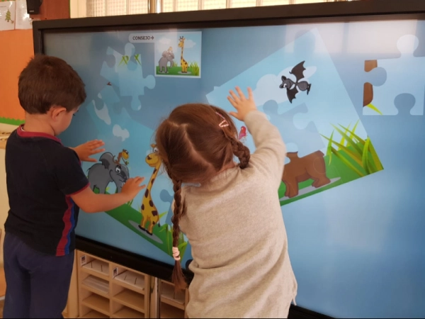 Imagen del artículo El Govern inverteix gairebé 90 milions d'euros en instal·lar panells digitals interactius a les aules dels centres educatius