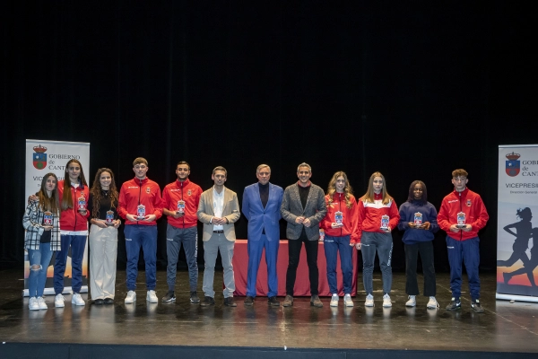 Imagen del artículo Zuloaga felicita a los karatecas cántabros por sus éxitos en el Campeonato de España