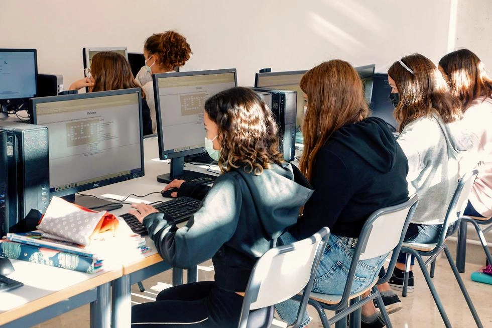 Imagen del artículo La Generalitat renueva las infraestructuras de comunicaciones de los centros docentes para impulsar la transformación digital en Educación