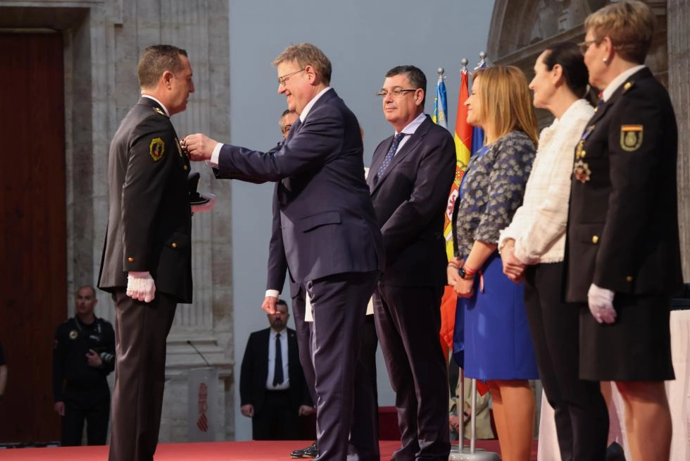 Imagen del artículo Ximo Puig reconoce la labor de la Policía de la Generalitat en la lucha contra la violencia machista