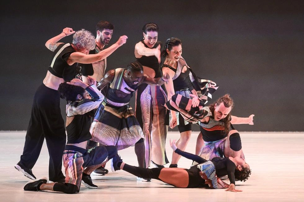 Imagen del artículo El portugués Marco da Silva Ferreira convierte Dansa València en un carnaval sobre el folklore y la identidad colectiva