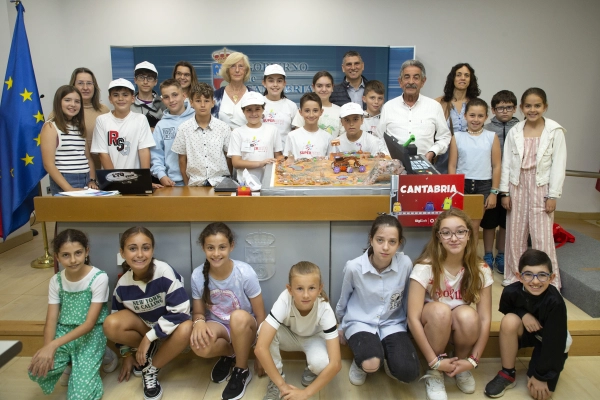 Imagen del artículo El Gobierno felicita a los colegios Ramón y Cajal y Torres Quevedo por sus triunfos en los concursos nacionales SuperReto DigiCraft y EduGames 2023