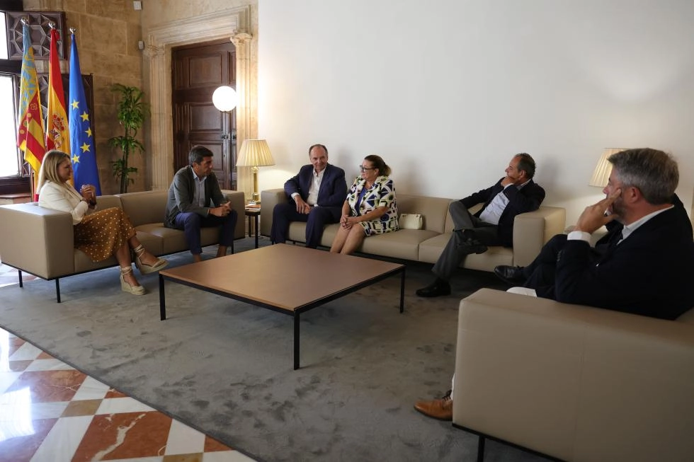 Imagen del artículo Carlos Mazón se reúne con los presidentes de las Cámaras de Comercio de la Comunitat Valenciana para seguir impulsando la competitividad de las pymes