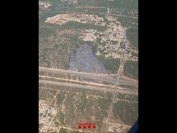 Imagen del artículo Els Bombers de la Generalitat treballen en un incendi de vegetació a Mont-roig del Camp que ja està estabilitzat