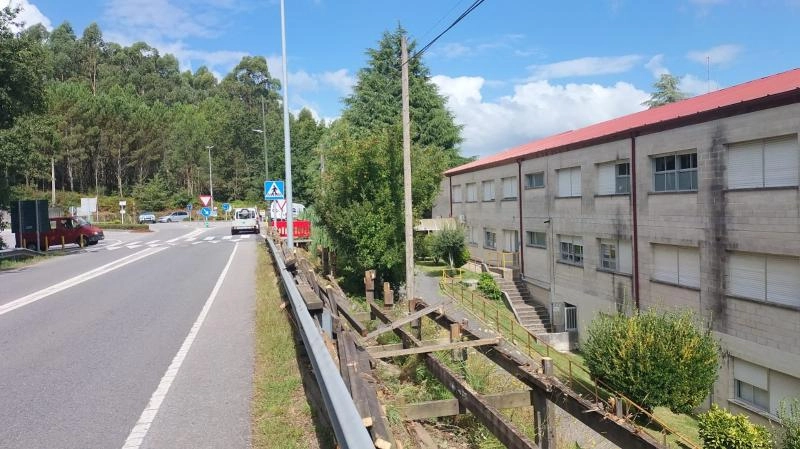 Imagen del artículo La Xunta comienza las obras de la nueva pasarela peatonal en la carretera PO-244 en el entorno del colegio Santiago Apóstol, en Soutomaior, que supondrán una inversión de cerca de 460.000 €