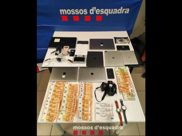 Imagen del artículo Els Mossos d'Esquadra detenen cinc persones a l'Hospitalet de Llobregat que transportaven dispositius electrònics sostrets en dues furgonetes amb un valor total de 50.000 euros