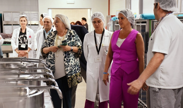 Imagen del artículo García visita la cocina del Hospital Juan Ramón Jiménez tras las obras de mejora