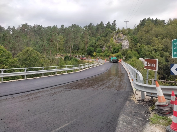 Imagen del artículo Obras Públicas repara de urgencia el puente de Zatoia en la carretera NA-140 que une Burguete con Isaba
