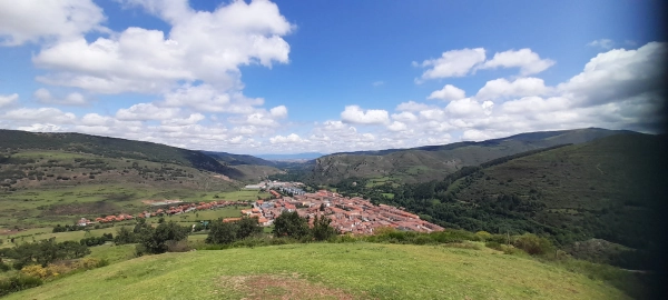 Imagen del artículo Pasea La Rioja organiza para el puente de diciembre rutas guiadas gratuitas por Nalda, Ezcaray, Villoslada y Alfaro, así como una actividad de observación de buitres en el alto Najerilla