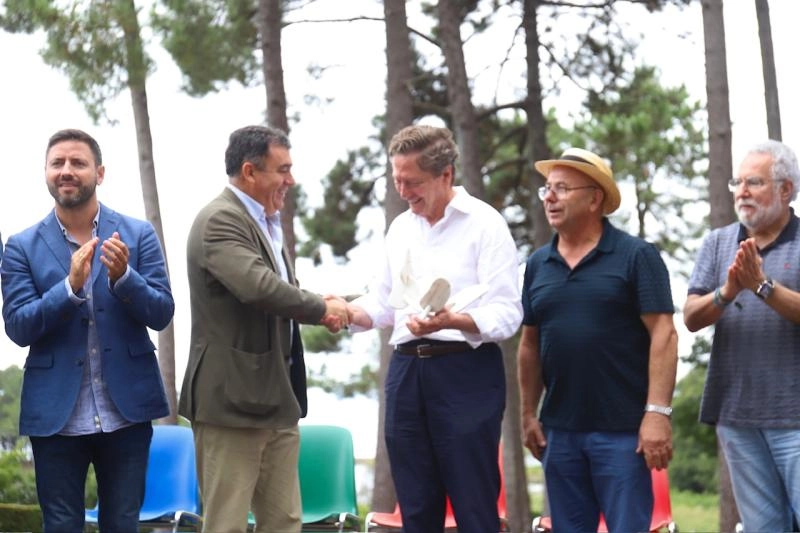 Imagen del artículo Román Rodríguez participa en la entrega del reconocimiento de la Fundación Manolo Paz al paisajista Fernando Caruncho