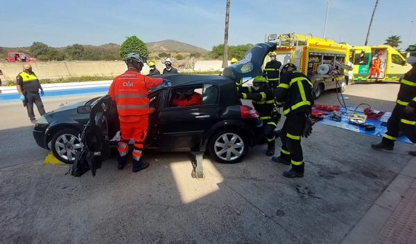 Imagen del artículo Los Bomberos rescatan a tres personas atrapadas en un accidente en Cañete la Real