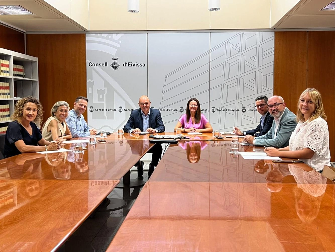 Imagen del artículo La consellera Marta Vidal se compromete a trabajar de la mano de los consells y los ayuntamientos en su visita a Eivissa