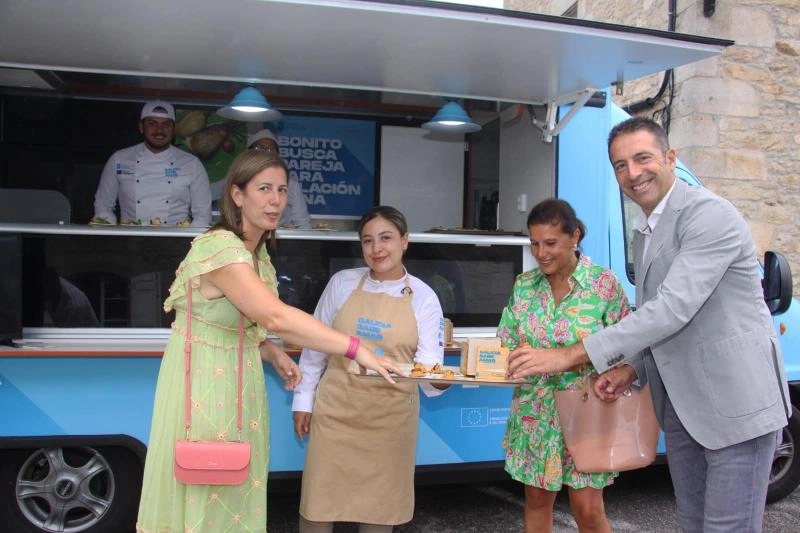 Imagen del artículo El conselleiro del Mar visita en Cervo una de las foodtrucks de la campaña GALICIA SABE AMAR