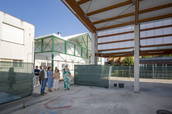 Imagen del artículo El consejero de Educación visita la nueva cubierta construida en el patio del CEIP Jesús Cancio en Comillas