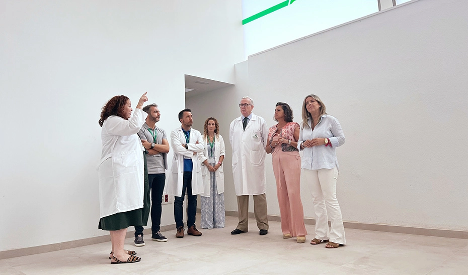 Imagen del artículo García visita la nueva 'sala blanca' y la consulta de Atención Farmacéutica del Hospital de Jaén