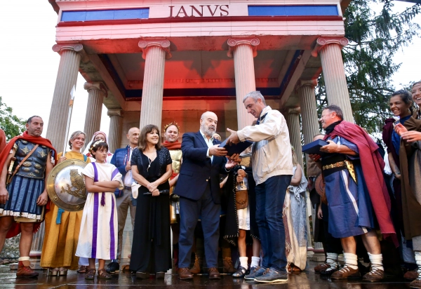 Imagen del artículo El Gobierno de Cantabria y la Asociación Guerras Cántabras entregan el premio 'Tessera hospitalis' a Antonio Resines y Loles León