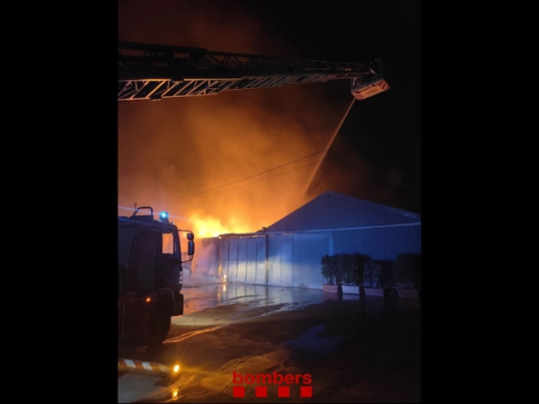 Imagen del artículo Els Bombers de la Generalitat han treballat de matinada en un incendi que ha destruït  sis magatzems industrials a Vilassar de Mar