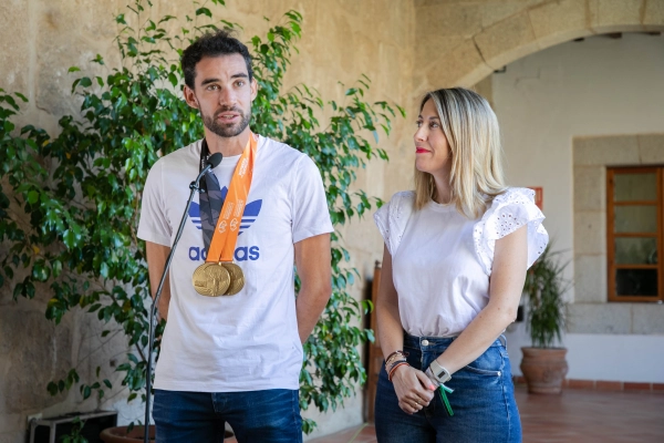 Imagen del artículo María Guardiola recibe al doble campeón mundial de marcha Álvaro Martín y reafirma su compromiso con el deporte extremeño