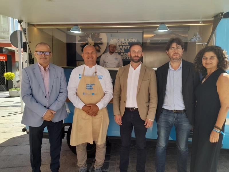 Imagen del artículo La Xunta anima a consumir productos del mar en Arteixo con una de las foodtrucks de la campaña Galicia sabe amar