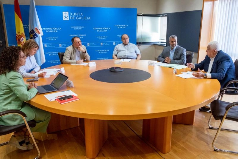 Imagen del artículo El conselleiro de sanidad se reúne con los representantes de la comunidad islámica para informarles de la aprobación del nuevo decreto de sanidad mortuoria de Galicia