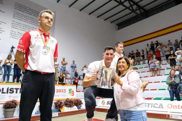 Imagen del artículo Buruaga entrega a Víctor González el título de Campeón de España de bolos