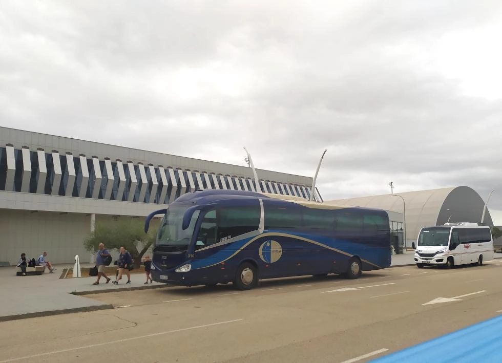Imagen del artículo El servicio de autobús del Aeropuerto de Castellón mantiene la conexión con València en septiembre y octubre para varias rutas internacionales