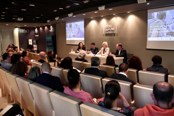 Imagen del artículo Lombó participa en una jornada sobre la nueva Ley de FP junto a empresarios, docentes y representantes de centros