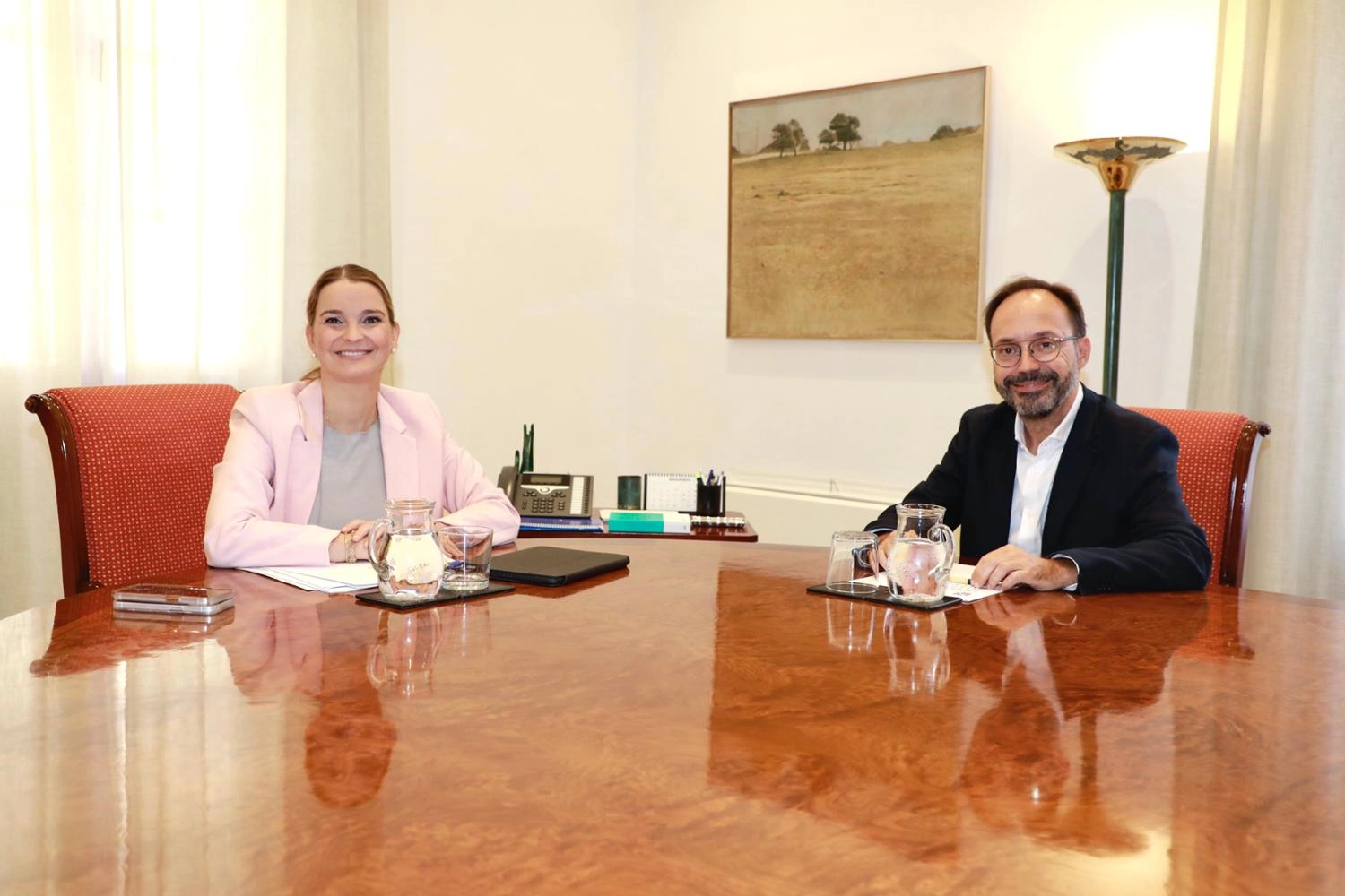 Imagen del artículo Imágenes de la presidenta del Govern durante la reunión con el diputado del Grupo Parlamentario Mixto Més por Menorca, Josep Castells
