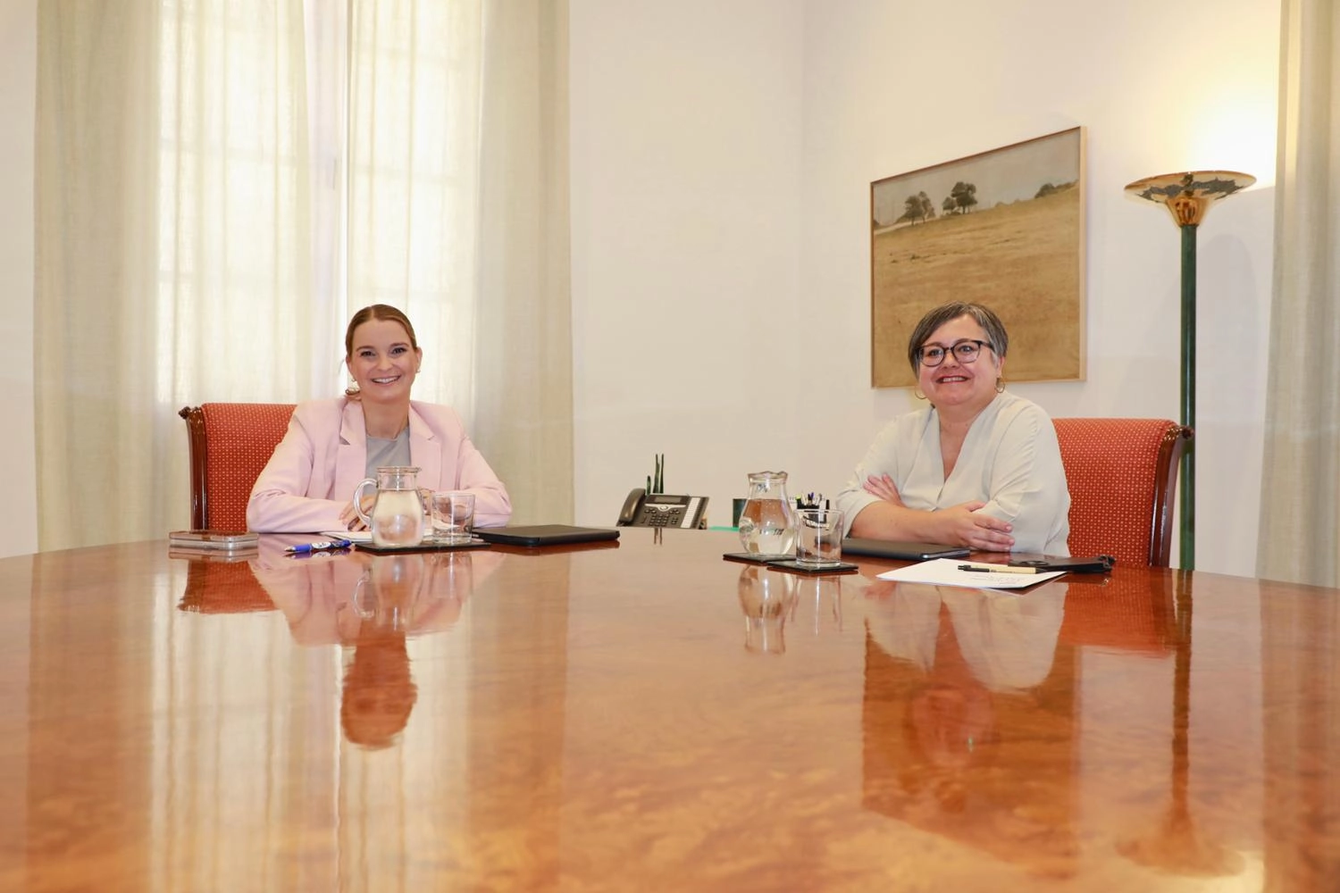 Imagen del artículo Imágenes de la presidenta Margalida Prohens en la reunión con la diputada del Grupo Parlamentario Mixto Unidas Podemos, Cristina Gómez 