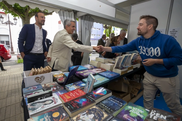 Imagen del artículo Zuloaga participa en la inauguración de la VI Feria del Libro de Torrelavega, cita imprescindible para la cultura de Cantabria
