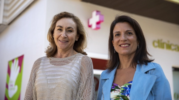 Imagen del artículo Salud apoya el encendido de la primera cruz blanca y fucsia en La Rioja, el nuevo distintivo de las clínicas de fisioterapia para combatir el intrusismo y preservar la calidad sanitaria