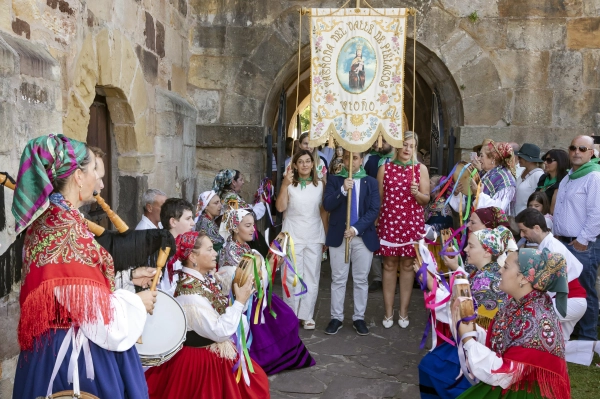 Imagen del artículo Buruaga acompaña a los vecinos de Piélagos en la festividad de la Virgen de Valencia, de Interés Turístico Regional