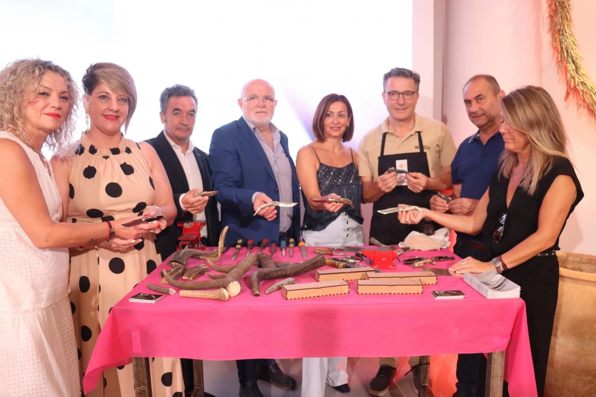 Imagen del artículo La Junta, APRECU y los Ayuntamientos de Albacete y Madrigueras homenajean a los 11 Maestros Artesanos del Cuchillo y la Navaja y muestran su unidad en defensa del sector de la cuchillería