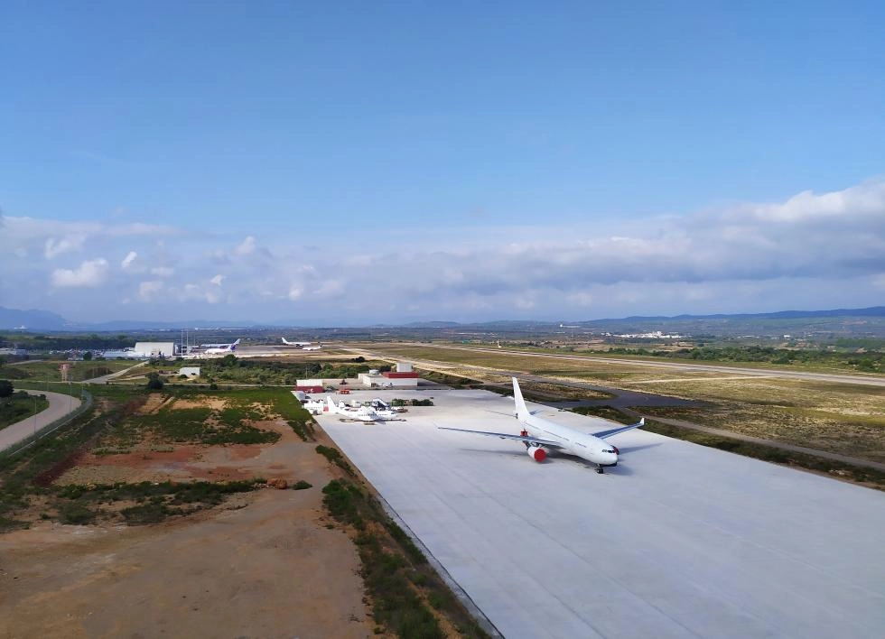 Imagen del artículo El Aeropuerto de Castellón amplía el área pavimentada de la plataforma industrial para favorecer la actividad de las empresas aeronáuticas