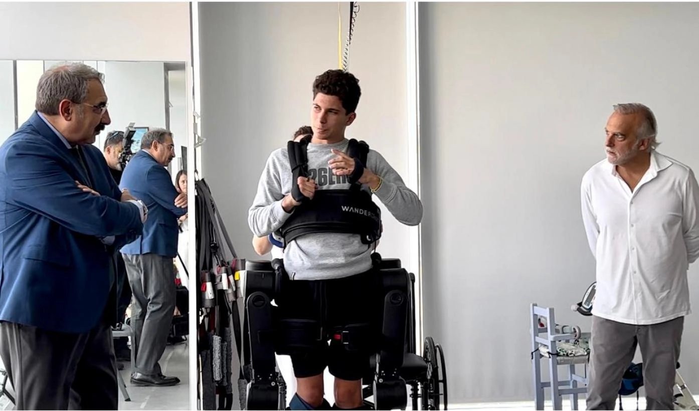 Imagen del artículo El Hospital Nacional de Parapléjicos ya cuenta con un nuevo exoesqueleto que ayuda a caminar a adolescentes con lesiones medulares