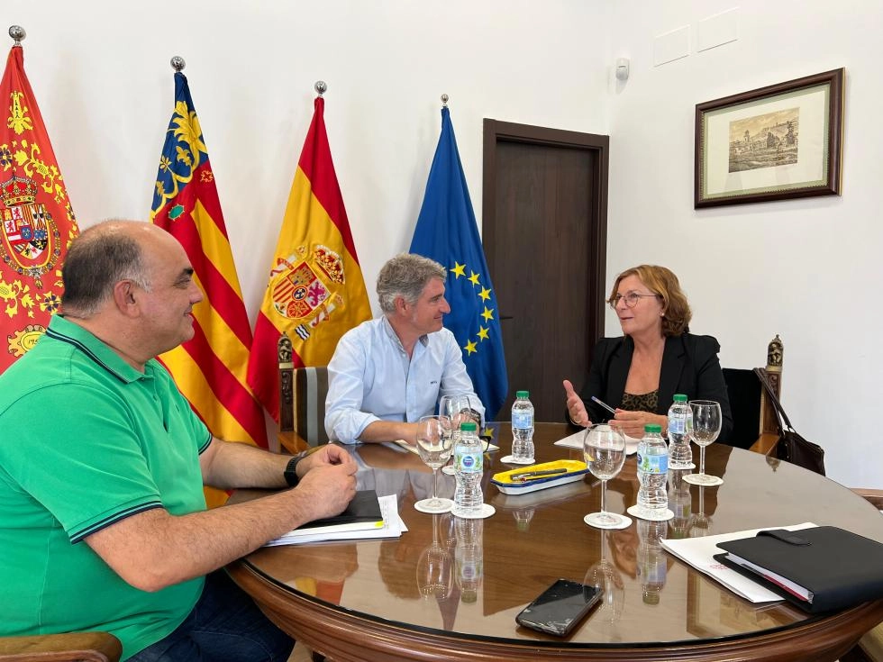 Imagen del artículo La delegada del Consell en Alicante se reúne con los alcaldes de Orihuela y Los Montesinos para abordar las inversiones de la Generalitat en ambos municipios