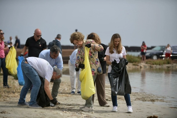 Imagen del artículo El Gobierno regional acompaña a S. M. la Reina Doña Sofía en la campaña de limpieza de entornos marinos LIBERA en San Javier