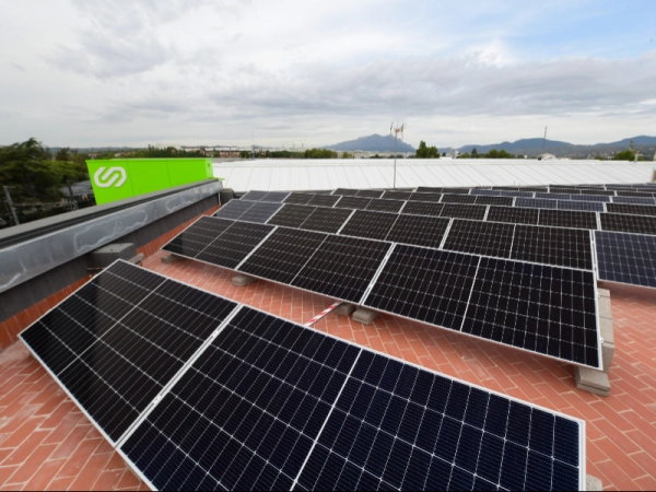 Imagen del artículo Ferrocarrils instal·la plaques solars al Centre Operatiu de Martorell per reduir les emissions de gasos contaminants