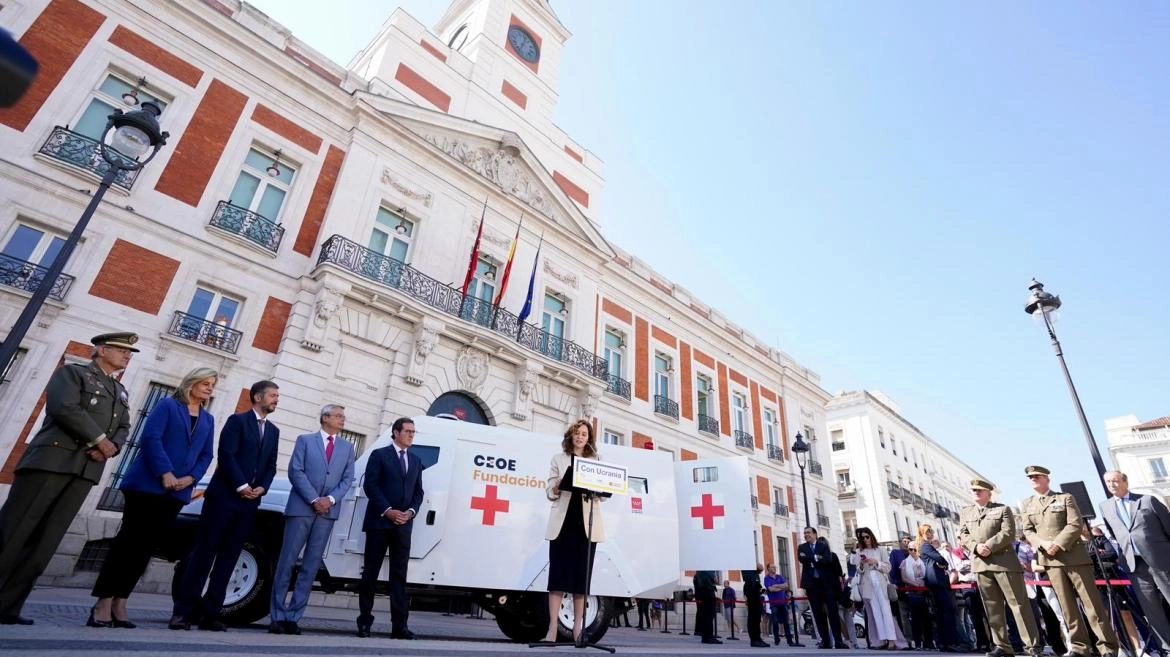 Imagen del artículo Díaz Ayuso presenta una ambulancia blindada que partirá del 'kilómetro cero' de Madrid para ayudar a la población de Ucrania en la zona de guerra
