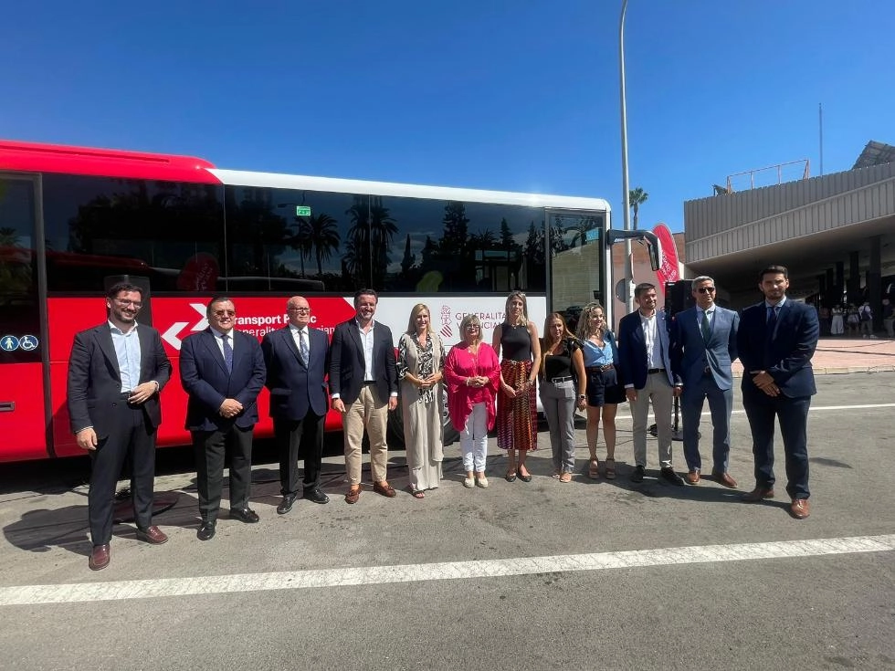Imagen del artículo Pradas señala que el nuevo servicio de autobuses Elx-Rodalia es un ejemplo de unir excelencia en el servicio con el respeto al medio ambiente