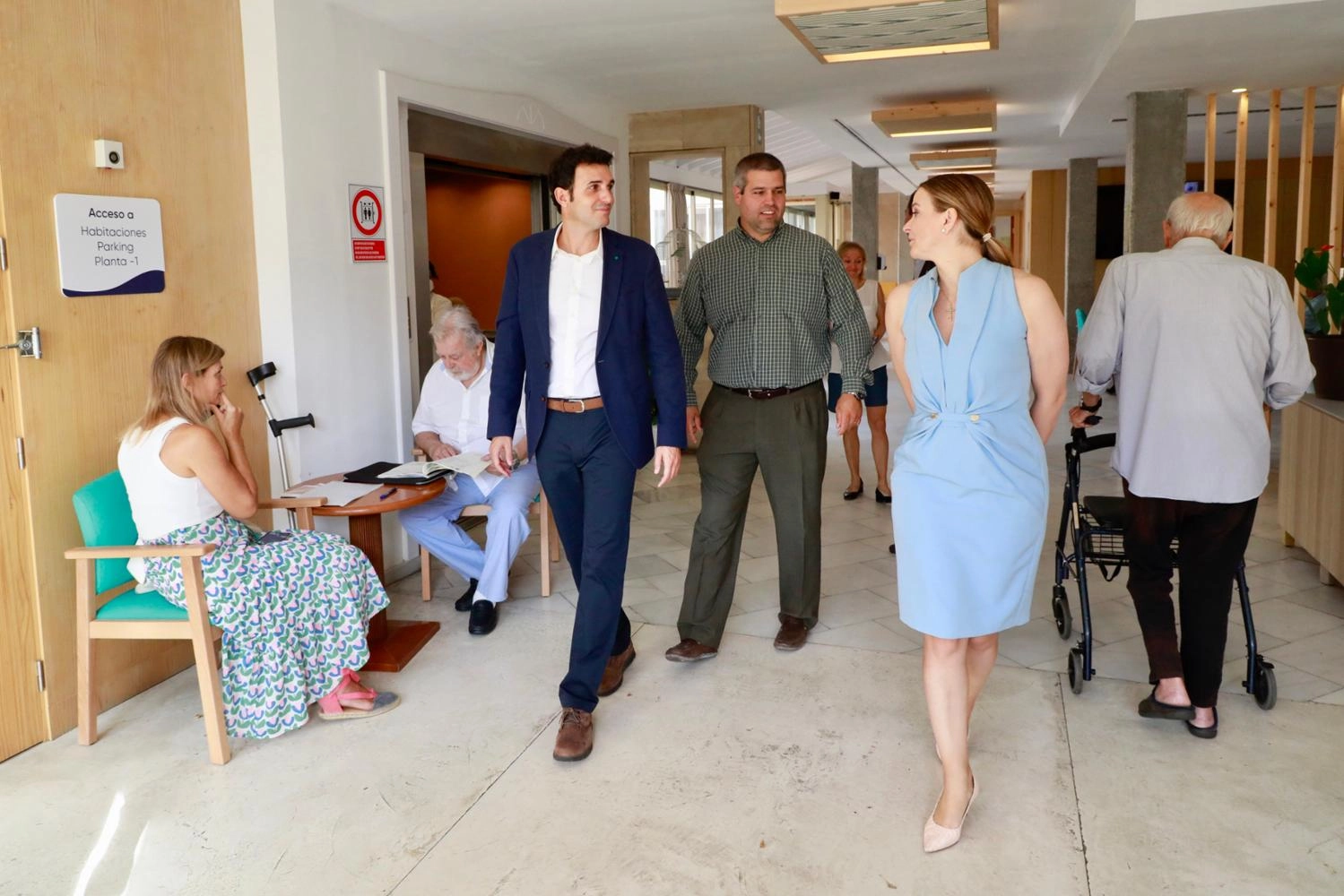 Imagen del artículo La presidenta Margalida Prohens visita a los usuarios de la residencia Fontsana para interesarse por ellos tras el incendio que obligó a evacuarles