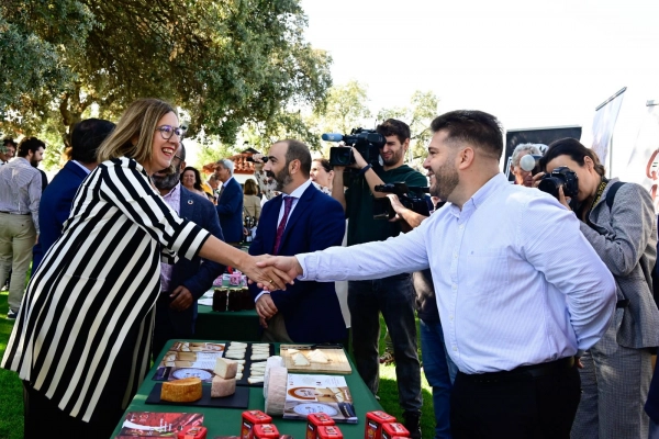 Image 1 of article Morán defiende en una gala de promoción de productos de calidad el buen hacer de agricultores y ganaderos como base de la gastronomía extremeña