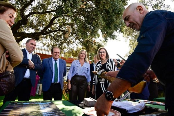 Image 3 of article Morán defiende en una gala de promoción de productos de calidad el buen hacer de agricultores y ganaderos como base de la gastronomía extremeña