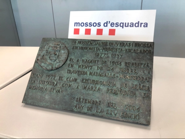 Imagen del artículo Els Mossos d'Esquadra recuperen la placa de bronze commemorativa sostreta de la Creu de Matagalls i denuncien qui la va vendre i el comprador