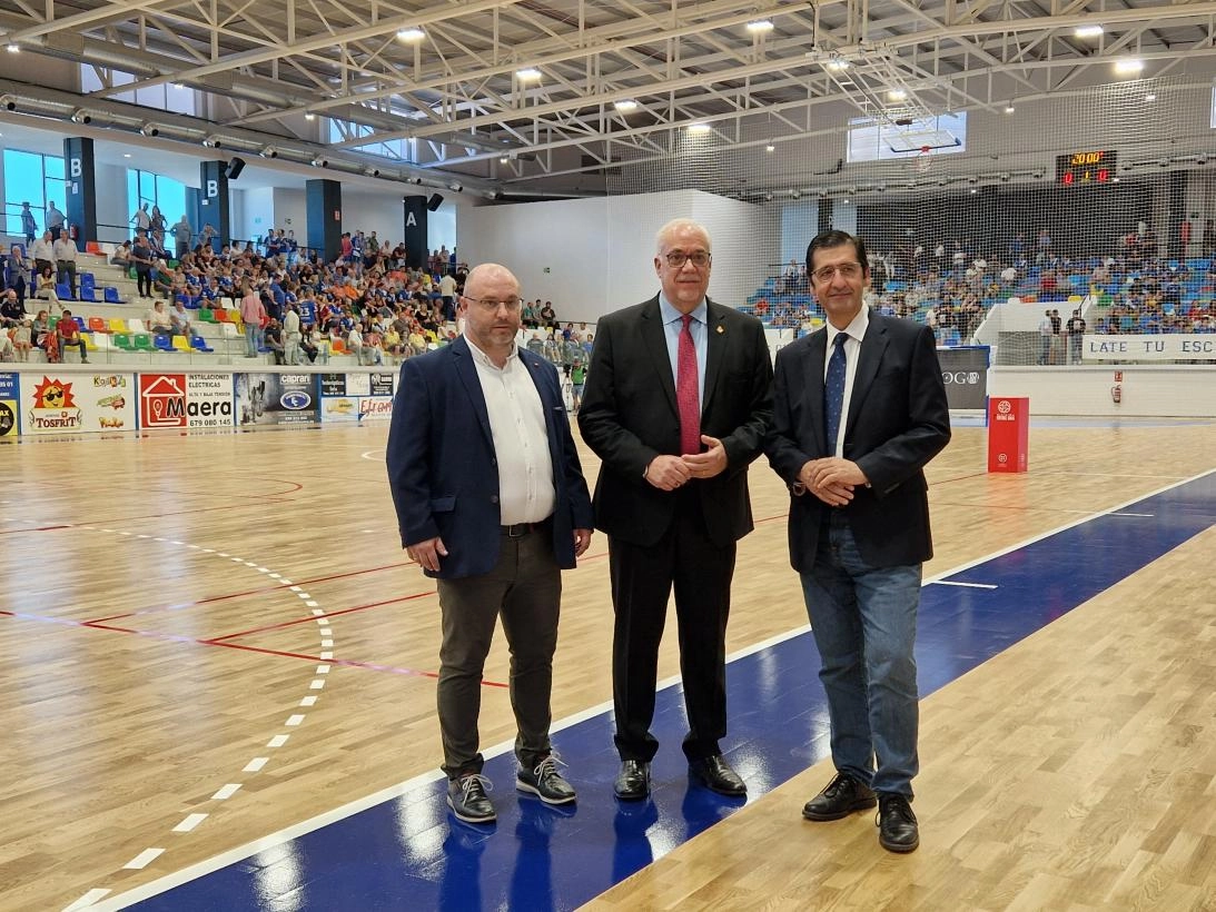 Image 2 of article El Gobierno de Castilla-La Mancha apoya al Manzanares F.S. en su primer partido en el nuevo pabellón 'Manzanares Arena'