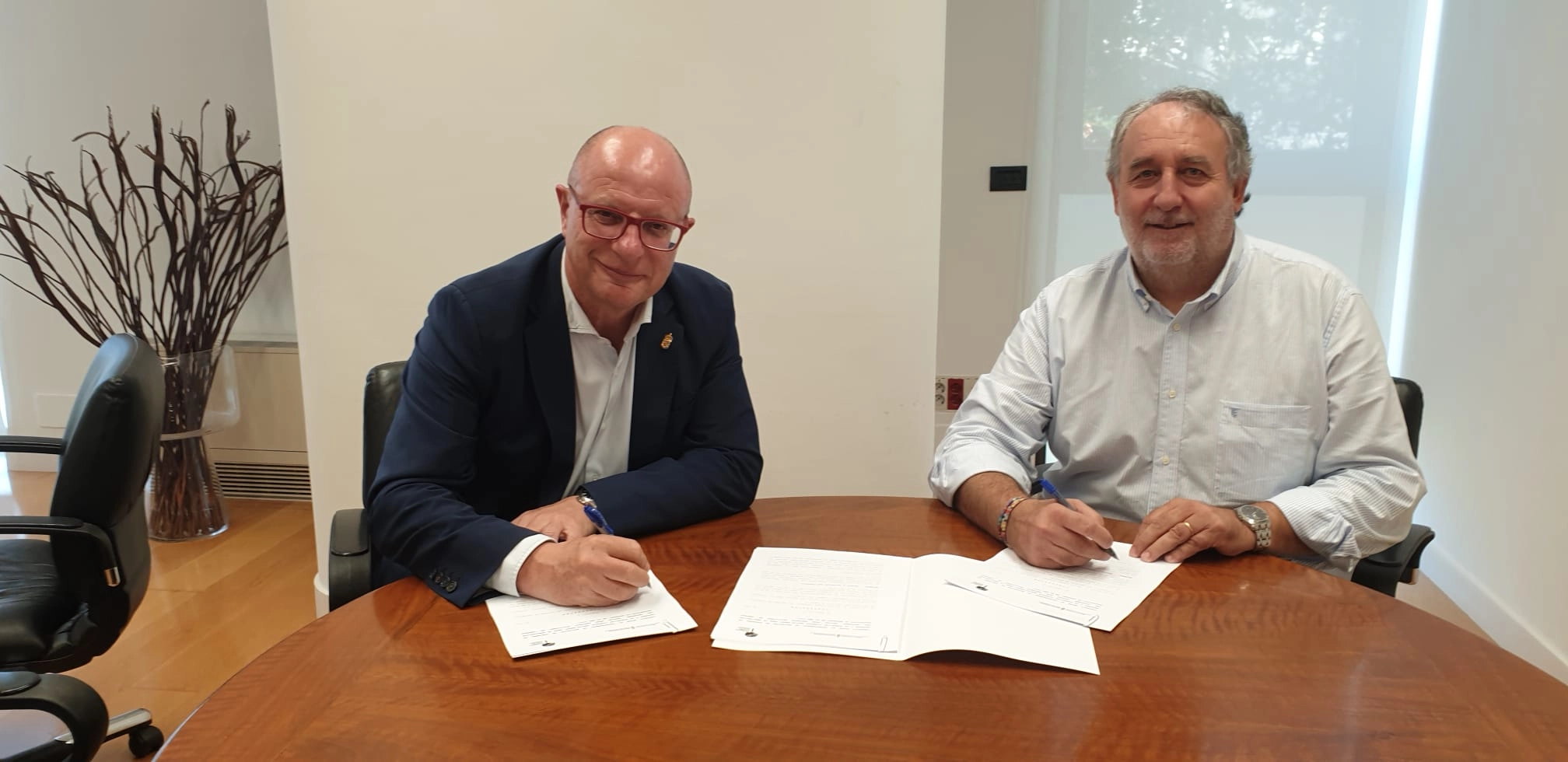 Imagen del artículo Educación firma con la Fundación Ilundain Haritz-Berri un convenio para prevenir adicciones en los centros educativos de Navarra