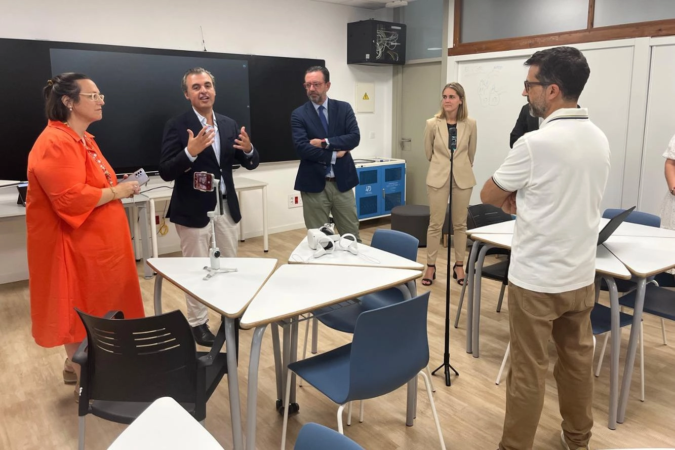 Imagen del artículo El conseller Antoni Vera visita el CIFP Francesc de Borja Moll con motivo del inicio de curso de FP