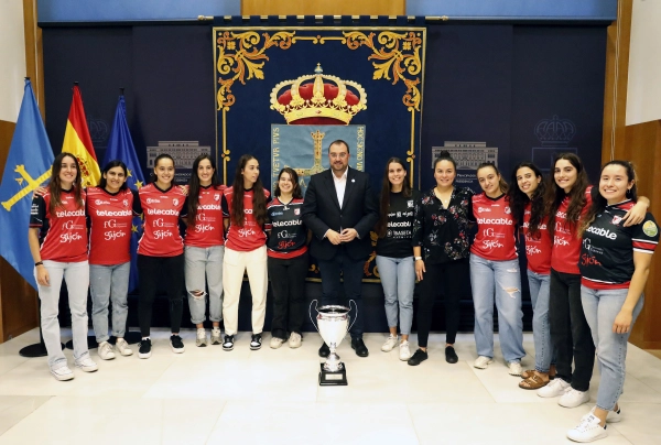 Image 0 of article Barbón recibe al equipo Telecable Hockey Club Femenino, ganador de la Supercopa de España