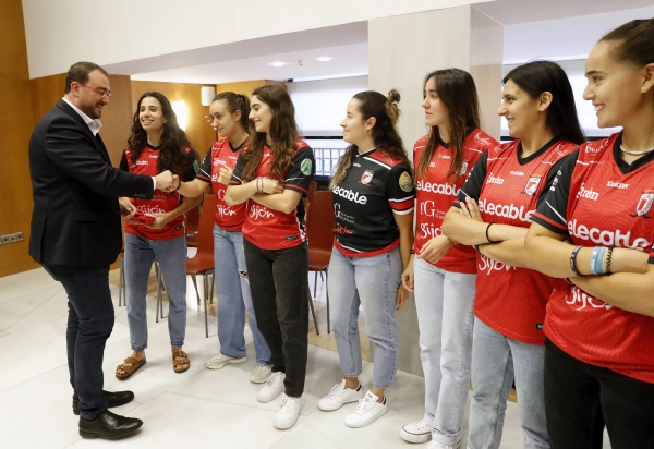 Image 1 of article Barbón recibe al equipo Telecable Hockey Club Femenino, ganador de la Supercopa de España